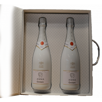 Exclusief Wijnpakket van Anna de Codorniu met twee witte Anna Codorniu flessen en twee glazen  in luxe geschenkverpakking
