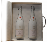 Exclusief Wijnpakket van Anna de Codorniu met twee witte Anna Codorniu flessen en twee glazen  in luxe geschenkverpakking